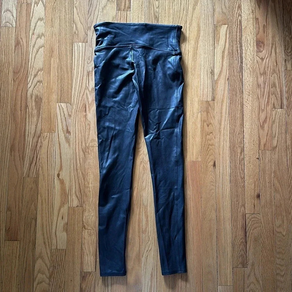 Spanx L faux leather leggings black shiny great pre owned condition 30” inseam - Picture 4 of 4